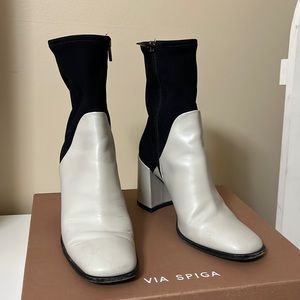 Via spiga size 5 bootie. Side Zipper. Bone leather with black nylon detail